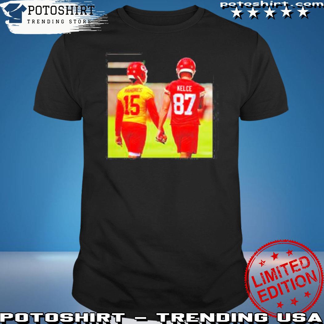 Patrick Mahomes and Travis Kelce holding hand funny picture shirt